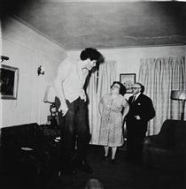 A Jewish giant at home with his parents in the Bronx - Diane Arbus