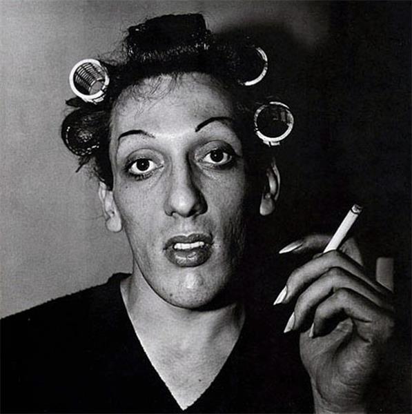A young man in curlers at home on West 20th Street, 1966 - Діана Арбус
