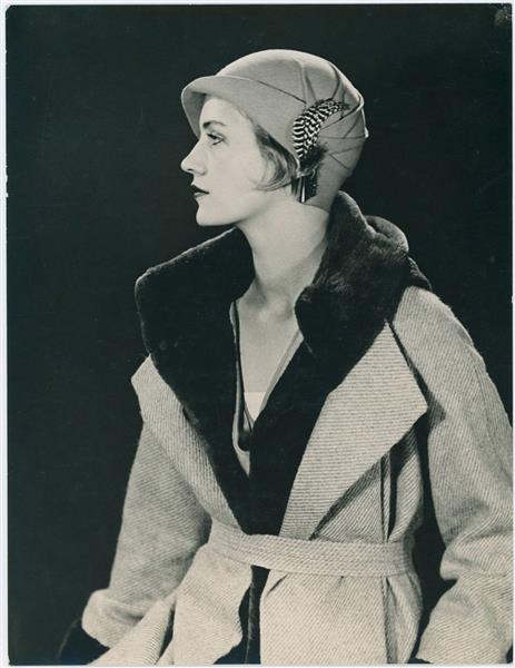 SELF PORTRAIT, MODELLING JEAN PATOU, PARIS, FRANCE, 1930 - Lee Miller
