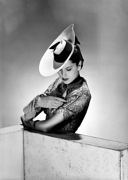 The Latest Hat Model, Vogue Studios, London, April, 1942 - 李·米勒