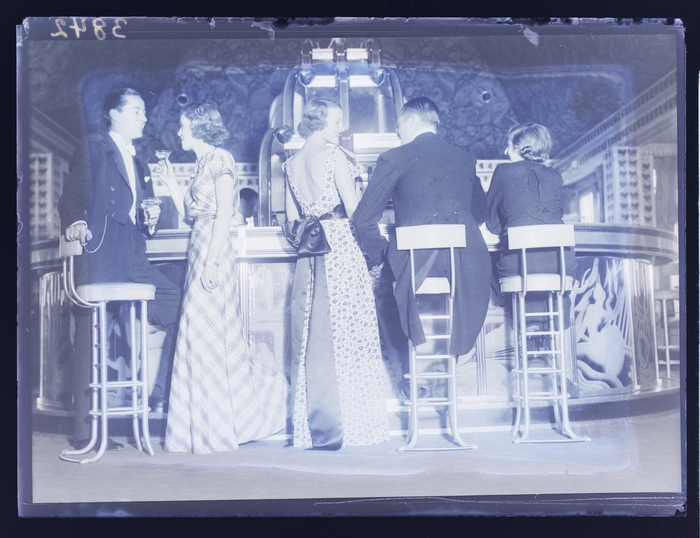Two men and three women at a bar, 1930 - Martin Munkácsi