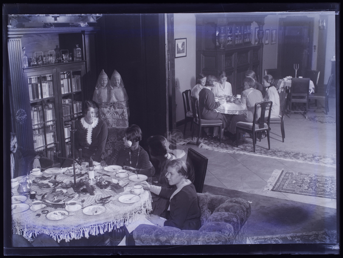 Women having tea, c.1930 - Martin Munkácsi