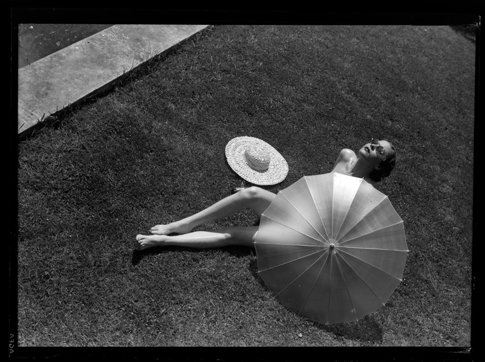 Woman sunbathing, 1935 - Martin Munkácsi