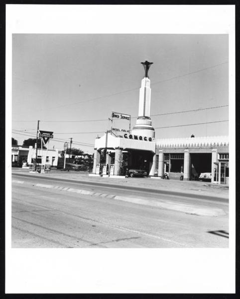 Conoco - Shamrock, Texas (from Five Views from the Panhandle Series) - Ед Рушей
