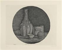 Grande natura morta circolare con bottiglia e tre oggetti - Giorgio Morandi