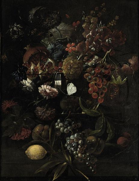 Various flowers in a glass vase with blue grapes, peaches and a lemon, all on a ledge - 馬里奧·努齊